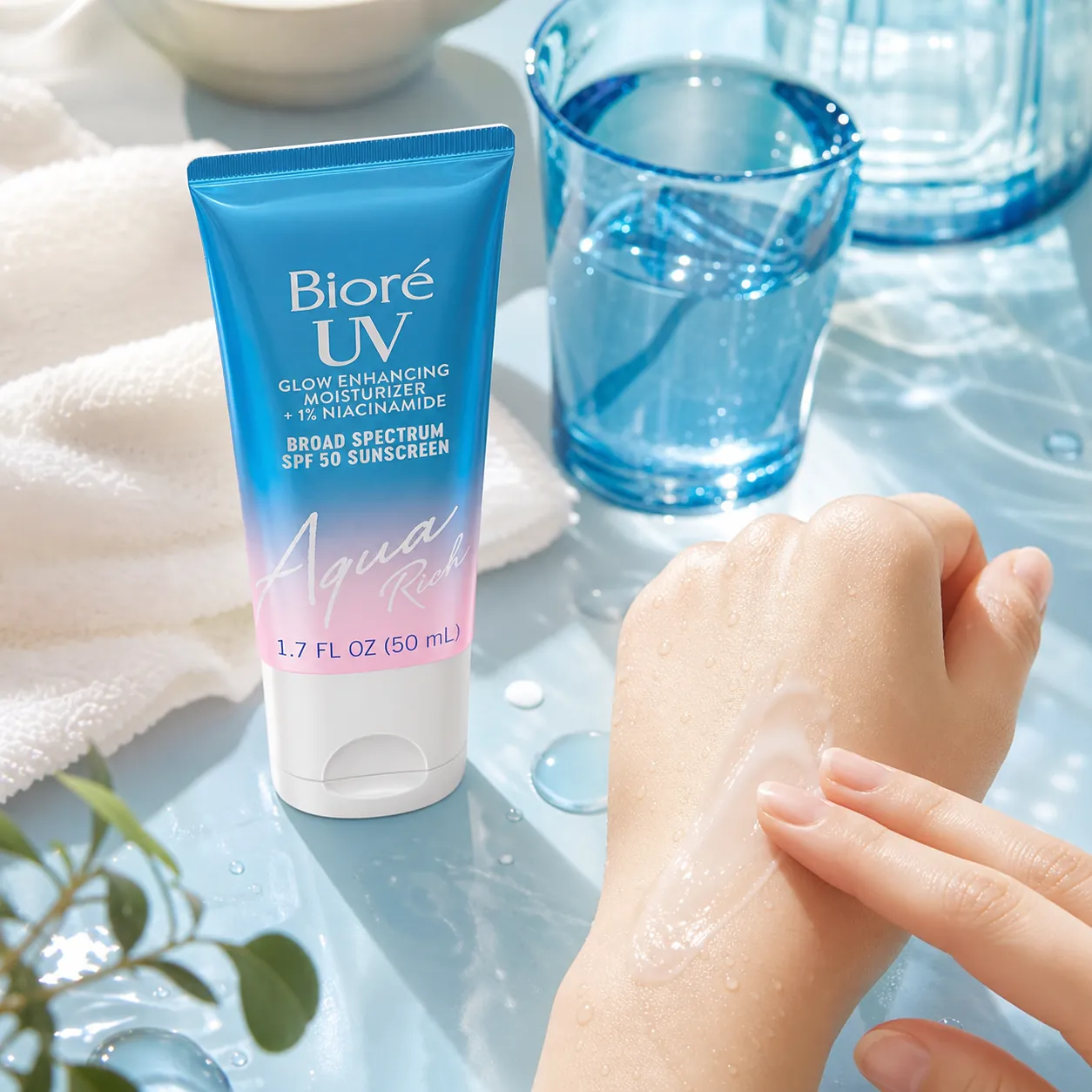 Bioré UV Aqua Rich Glow Enhancing Moisturizer SPF 50 detail 3